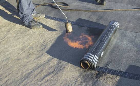 Zastosowanie nawierzchniowej papy w kompleksowych systemach płaskich dachów