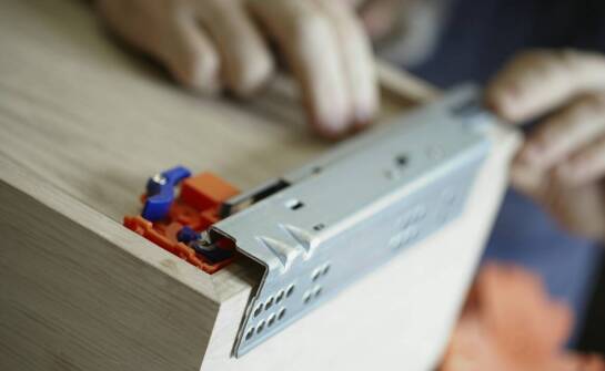 Nowoczesne rozwiązania w produkcji organizerów do szuflad