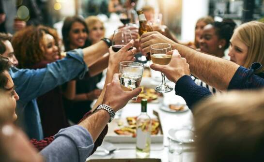 Jak napoje Coca-Cola mogą wpłynąć na atmosferę spotkań towarzyskich?