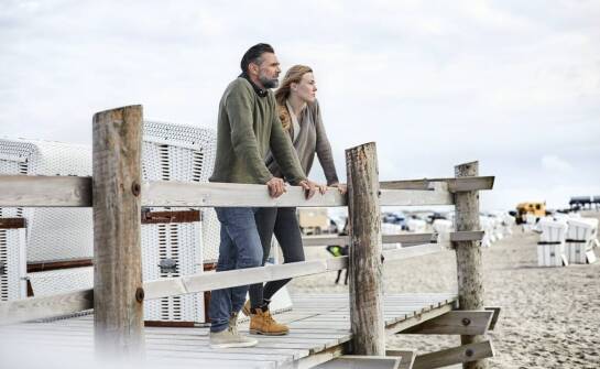 Jakie są korzyści z wyboru hotelu blisko plaży dla starszych osób?