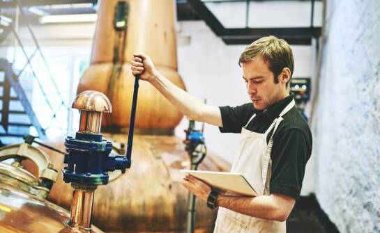 Jakie korzyści niesie za sobą użycie destylatora do eterycznych olejków?