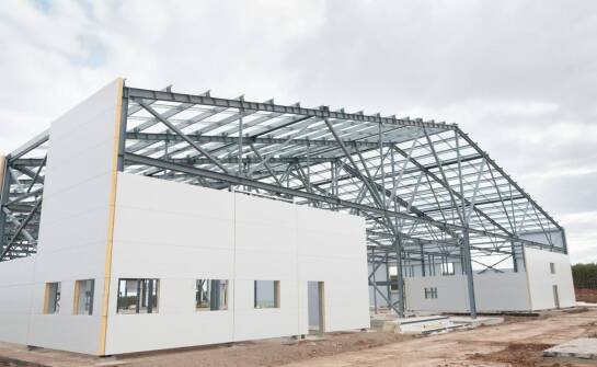 Jak certyfikaty jakości wpływają na projektowanie i budowę przemysłowych hal?