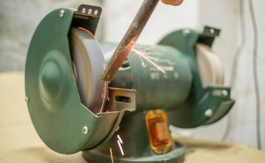 Jakie funkcje oferują nowoczesne stołowe i kątowe szlifierki?