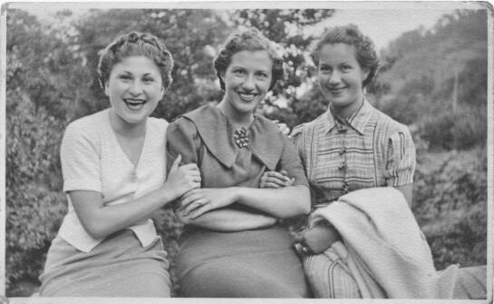 Inspiracje modowe: jak nosić zwiewne sukienki na imprezy letnie?