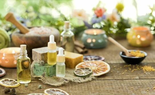 Zestawy zapachowe do domu w drewnianych szkatułkach – luksus w codzienności.