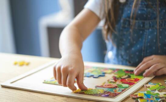 Jak układanie dinozaurów puzzli wspiera rozwój manualnych umiejętności dziecka?