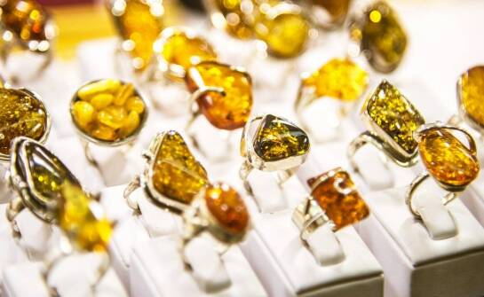 Zastosowanie pozłacanych wykończeń w projektowaniu bursztynowych pierścionków