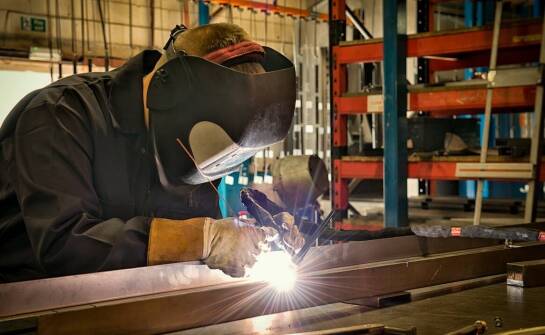 Zalety inwestowania w wysokiej jakości odzież spawalniczą.