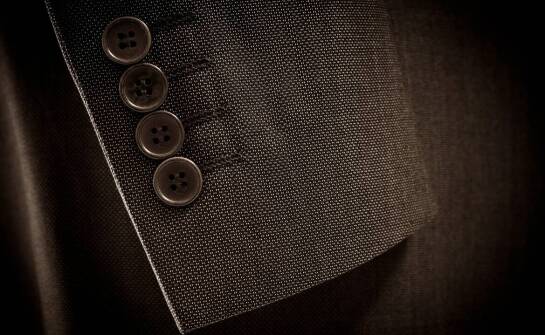 Personalizacja płaszczy – jak detale mogą odmienić wygląd stroju męskiego