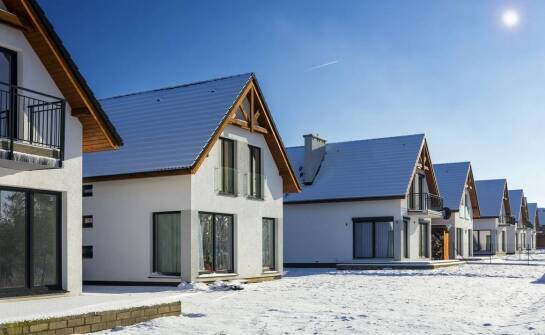 Najnowsze trendy w projektowaniu dachów z użyciem koloru forest green.