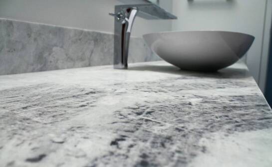Jakie właściwości ma marmur, które czynią go idealnym materiałem do blatów łazienkowych?