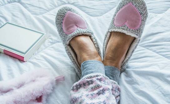 Jakie dodatki można łączyć z koszulą do spania dla dziewczynki, aby stworzyć kompletny zestaw?