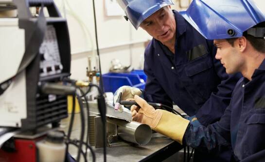 Przegląd wymagań dotyczących uzyskania certyfikatu VCA dla spawaczy.