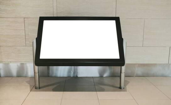 Jak multimedialne kioski mogą wspierać działania promocyjne w galerii sztuki?