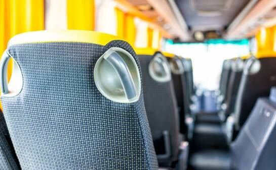 Różnorodność wzornictwa foteli z pasami do busa – co oferują producenci?