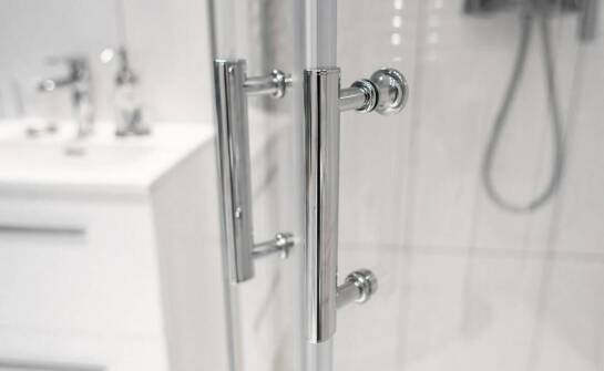 Zawiasy do szklanych drzwi prysznicowych – czy warto inwestować w premium modele?