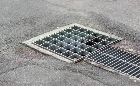Jak wymiary ściekowych kratek wpływają na zarządzanie wodami opadowymi?