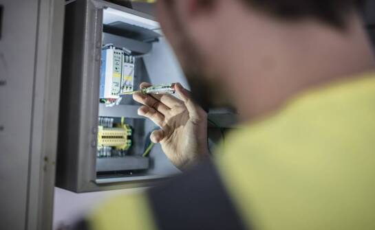 Wsparcie dla utrzymania ruchu – rola styczników w zapewnieniu produkcji ciągłości