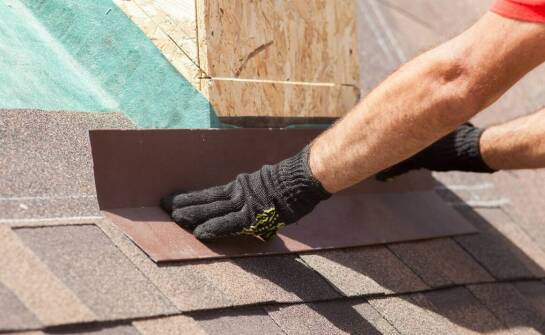 Jak nawierzchniowa papa przyczynia się do trwałości konstrukcji dachu?