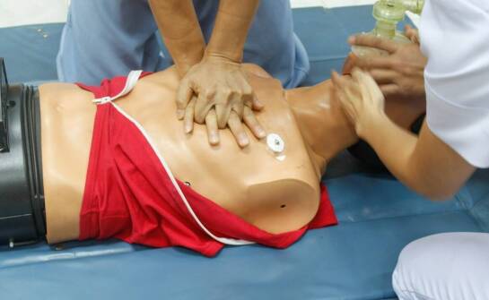 Kwalifikowana pierwsza pomoc dla mundurowych służb – kluczowe aspekty szkolenia