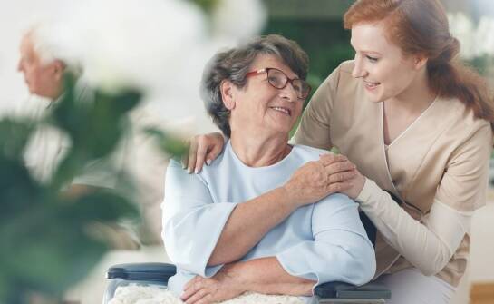 Prywatna opieka nad seniorem w Łodzi – jak wygląda codzienna pomoc?