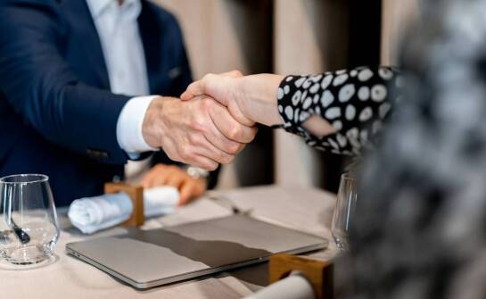 Dlaczego biznesowa kolacja bywa wybierana jako forma spotkania z biznesowymi partnerami?