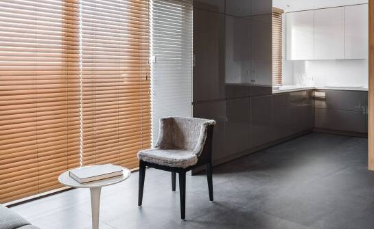 Jakie zasłony i rolety wybrać do salonu z aneksem kuchennym o powierzchni 45 m²?