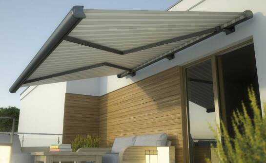 Wysuwane zadaszenie jako sposób na zwiększenie komfortu na balkonie.