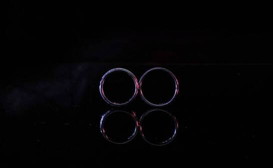 Modne stylizacyjne inspiracje z czarną obrączką ze stali chirurgicznej – zestawienia