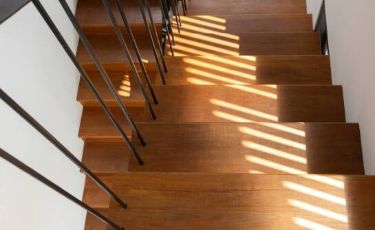 Zastosowanie schodów zabiegowych z metalową balustradą w małych przestrzeniach.