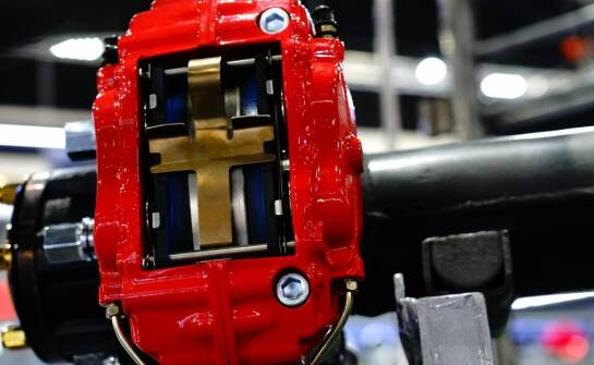 Jakie modyfikacje mogą poprawić działanie hamulcowego zacisku w quadzie?