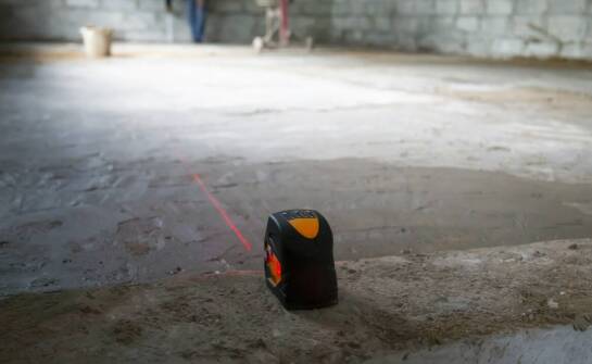 Jak nowoczesne narzędzia przyspieszają proces cementowych wylewek?