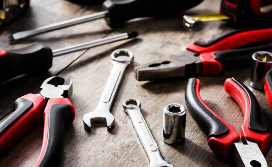 Ręczne i elektryczne narzędzia – jakie są ich kluczowe różnice i zastosowania?