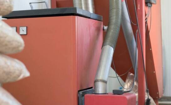 Jak technologia podajnika wpływa na działanie pieca CO na drewno i węgiel o mocy 8 kW?