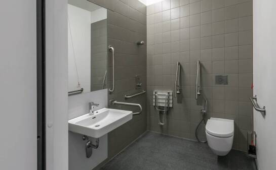 Rola wyposażenia łazienek dla osób z niepełnosprawnościami w placówkach medycznych