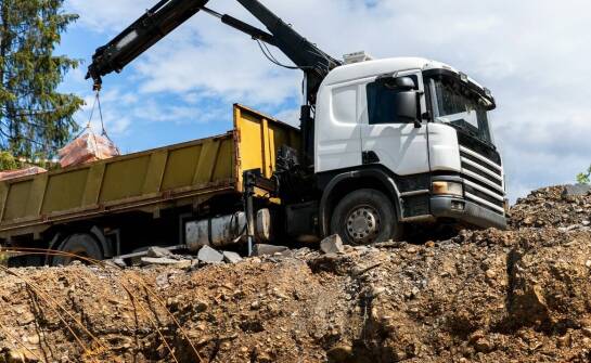 W jaki sposób transport i rozładunek sprzętu wpływają na koszty projektu?