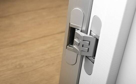 Przewodnik po wpuszczanych zawiasach: kiedy są najlepszym wyborem?