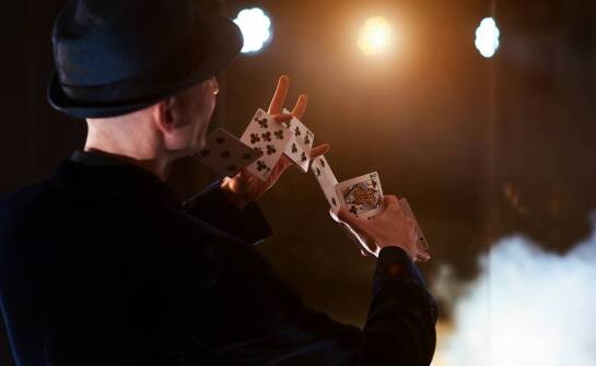 Magia z użyciem gąbczaków – sekret udanej iluzji pokazu