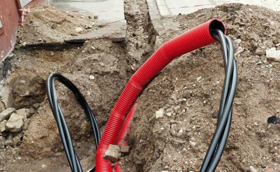 Światłowód w ziemi: jakie korzyści dla miejskiej infrastruktury?