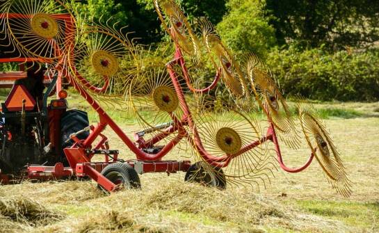 Ekonomiczne aspekty zakupu i eksploatacji karuzelowego przetrząsacza pająk.