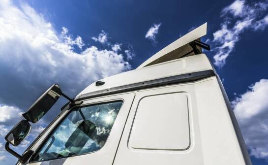 Rola bocznych szyb w redukcji wewnętrznego hałasu w Scania V