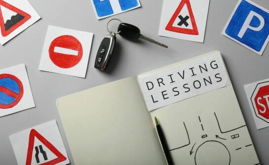 Jak dział tematyczny w edukacyjnym portalu ułatwia naukę do prawa jazdy?