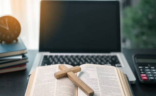 Jak ks. Zwoliński wpływa na współczesną religijną literaturę?