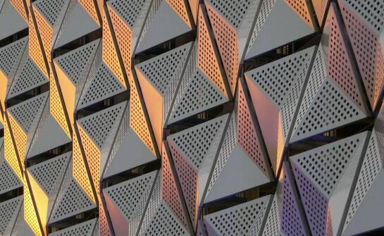 Jak wzory perforowanych blach wpływają na estetykę elewacji budynków?