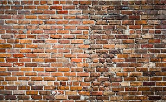 Jak trwałość ceglanych elewacji wpływa na żywotność budynku?