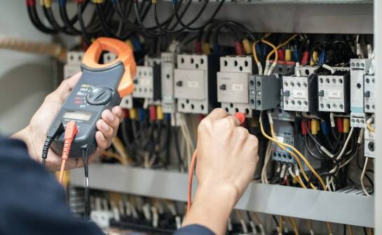 Kondensatory biernej mocy w optymalizacji zużycia energii w gospodarstwach domowych