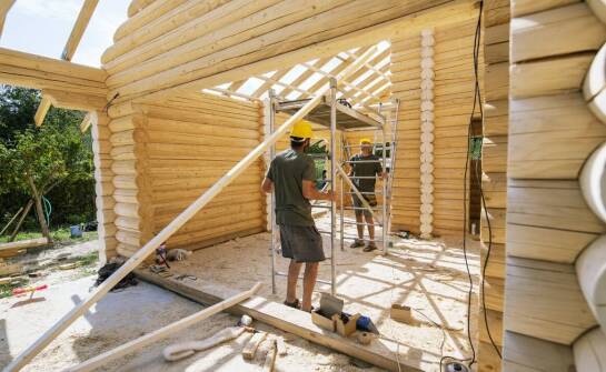 Ocieplenie domu z bali – analiza korzyści i kosztów