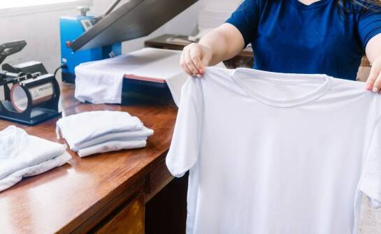 Dlaczego warto inwestować w damskie koszulki promostars?