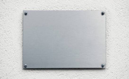 Jak nowoczesna technologia druku wpływa na jakość aluminiowych tabliczek informacyjnych?