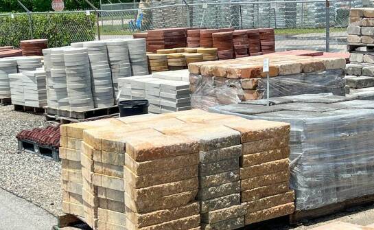 Budowa podjazdów – co oferuje budowlany skład?